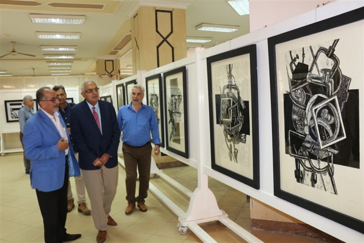 رئيس جامعة المنصورة يفتتح معرض مشاريع تخرج طلاب فنون جميلة