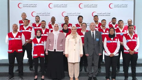 وزيرة التضامن تشكر السيدة انتصار السيسي على زيارتها لـ الهلال الأحمر