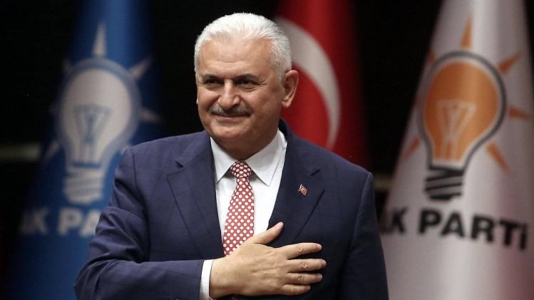 بعدما أضحك الحضور بمزحته مع زوجته.. ماذا قال آخر رئيس وزراء لتركيا عن الانتخابات؟