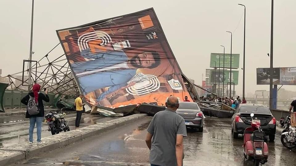 عاصفة كوبري أكتوبر| النيابة تكشف المتورطين في انهيار اللافتة الإعلانية.. وتصدر قرارات عاجلة