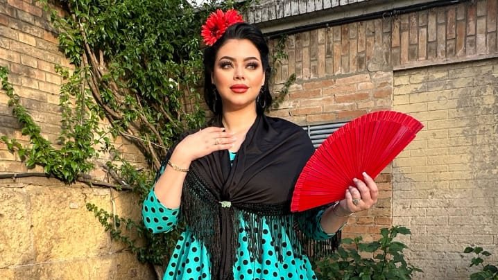 مزج بين الفلامينكو والزى المغربى.. صابرينة بلفقيه تطلق أغنيتها الجديدة Loquita