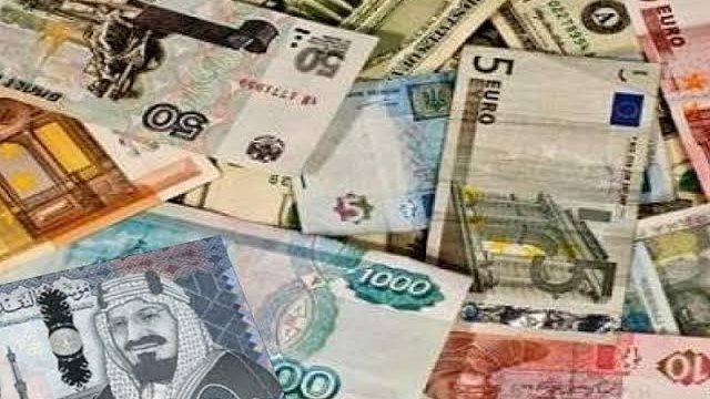 الدينار الكويتي بـ99.78 للبيع والريال 8.2 والدرهم 8.38 في البنوك
