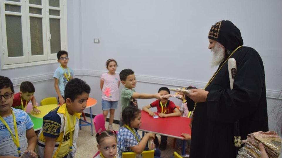 أسقف جرجا يفتتح المدرسة الصيفية لتنمية مهارات الأطفال أسقف جرجا يفتتح المدرسة الصيفية لتنمية مهارات الأطفال