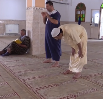 معجزة إلهية.. شاب جزائري يعود إليه بصره وهو ساجد
