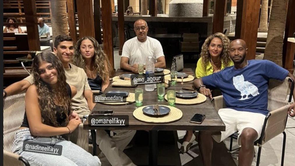 أحدث ظهور لـ شيكابالا برفقة زوجته وعائلته في أحد الأماكن العامة 2 872