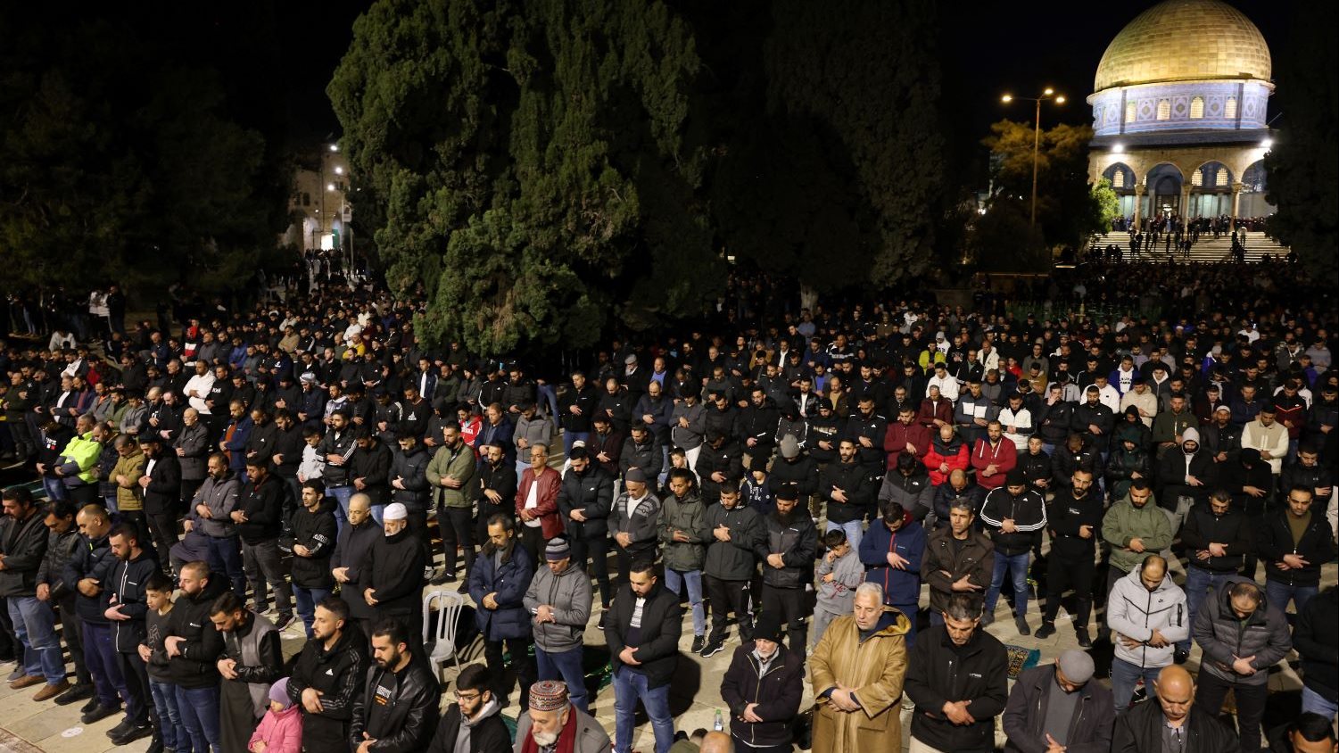 الجمعة الثانية في رمضان.. 100 ألف فلسطيني يؤدون صلاتي العشاء والتراويح بالأقصى