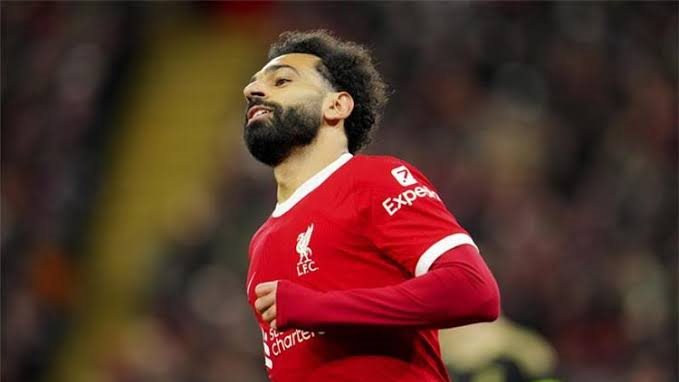 محمد صلاح يسجل ويقود ليفربول لصدارة الدوري الإنجليزي