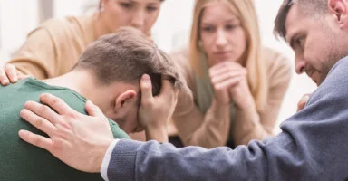مشكلة إدمان الابن.. كيف تتعامل معه وتساعده؟