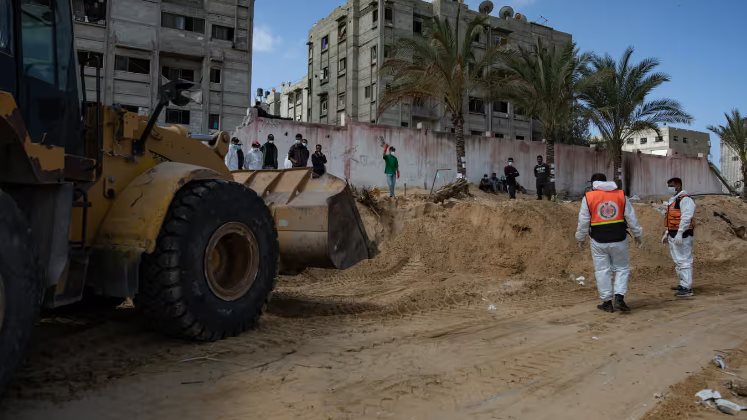 العاملون بالمجال الصحي يكشفون عن مقابر جماعية لفلسطينيين في مجمع ناصر الطبي