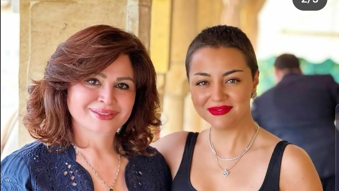 نسخة منها .. إلهام شاهين وإلهام الصغيرة يتألقن بفساتين جريئة بختام مهرجان القاهرة - صورة 2 709