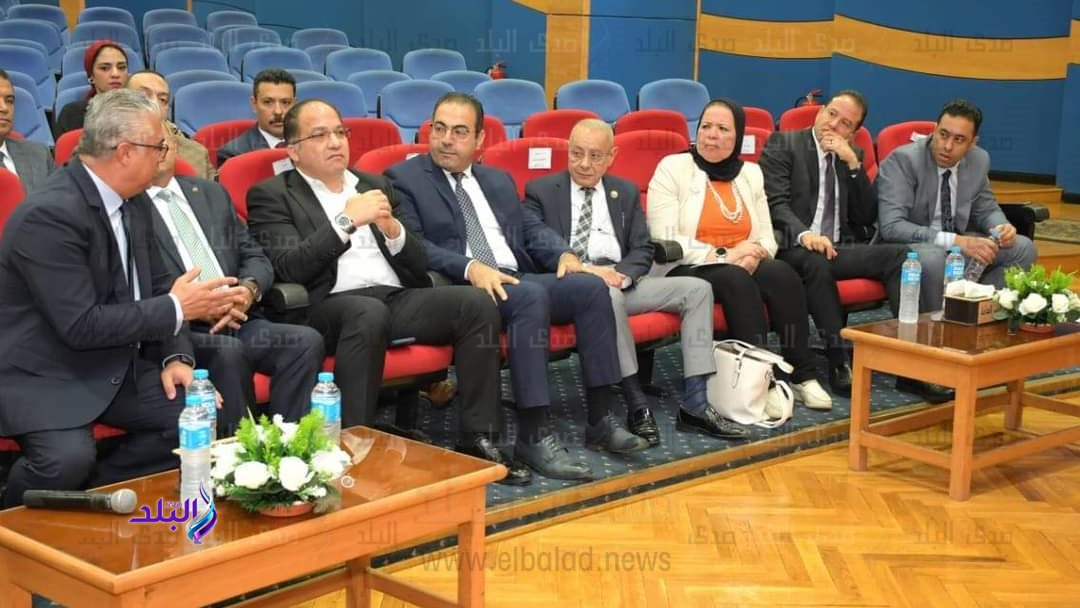 عمار يجتمع مع وزيرة البيئة للتحذير من خطورة إقامة مشروع صوامع الأسمنت بميناء بورسعيد