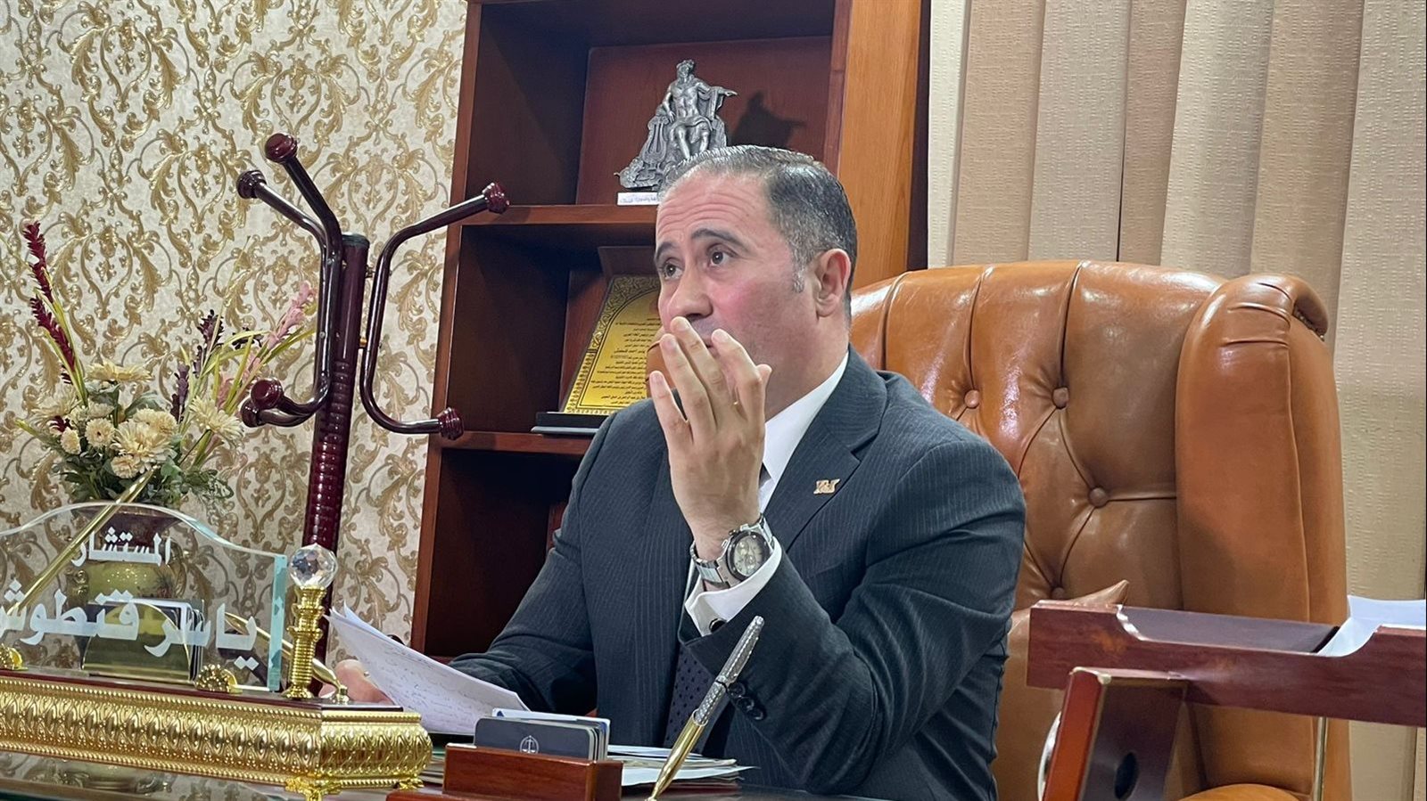 نجوم البلد | محامي شيرين السابق: انفعلت بعد تصريحاتها التليفزيونية.. ولم  أبلغها بالتنحي عن الدفاع عنها