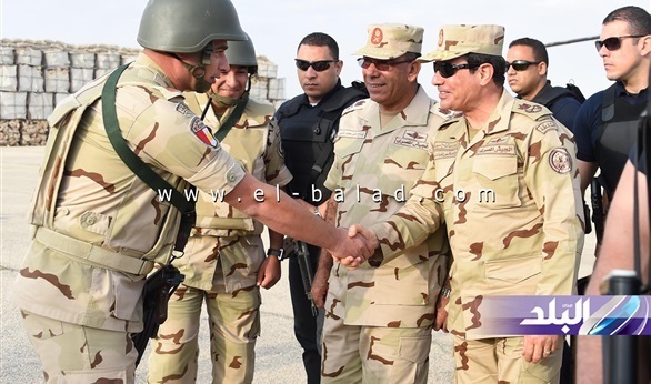 Ø§Ù„Ø³ÙŠØ³ÙŠ ÙŠØ¹ÙˆØ¯ Ù„Ø£Ø±Ø¶ Ø§Ù„ÙÙŠØ±ÙˆØ² Ø¨Ø§Ù„Ø²ÙŠ Ø§Ù„Ø¹Ø³ÙƒØ±ÙŠ Ù„Ù‚Ù‡Ø± Ø§Ù„ØªÙƒÙÙŠØ±ÙŠÙŠÙ† Ø®Ø¨Ø±Ø§Ø¡ Ø±Ø³Ø§Ù„Ø© ØªØ¹ÙƒØ³ ØªØµÙ…ÙŠÙ… Ø§Ù„Ø¬ÙŠØ´ ÙˆÙ‚Ø§Ø¦Ø¯Ù‡ Ø§Ù„Ø£Ø¹Ù„Ù‰ Ø¹Ù„Ù‰ Ø¯Ø­Ø± Ø§Ù„Ø¥Ø±Ù‡Ø§Ø¨