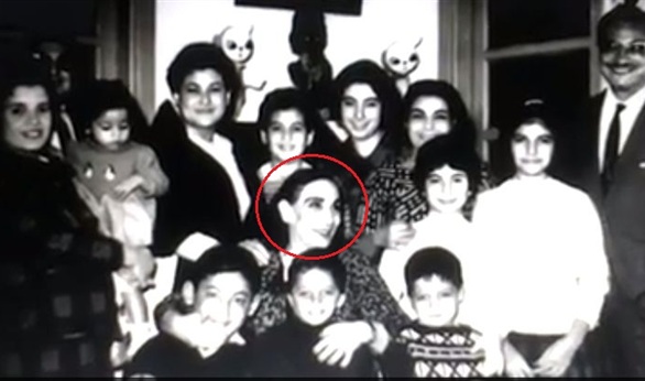صورة نادرة للراحل عامر منيب مع جدته مارى منيب