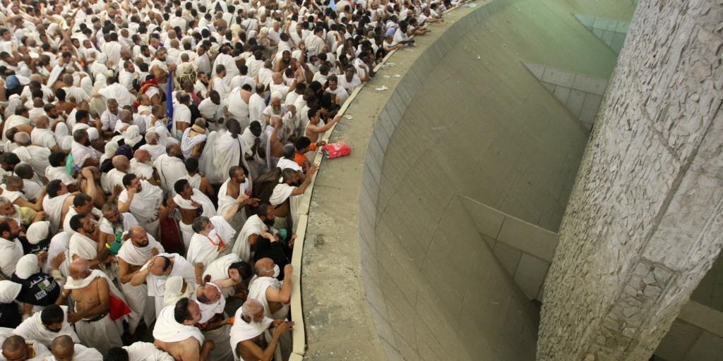 أغرب واقعة في الحج امرأة رجمت زوجها بدلا من الشيطان