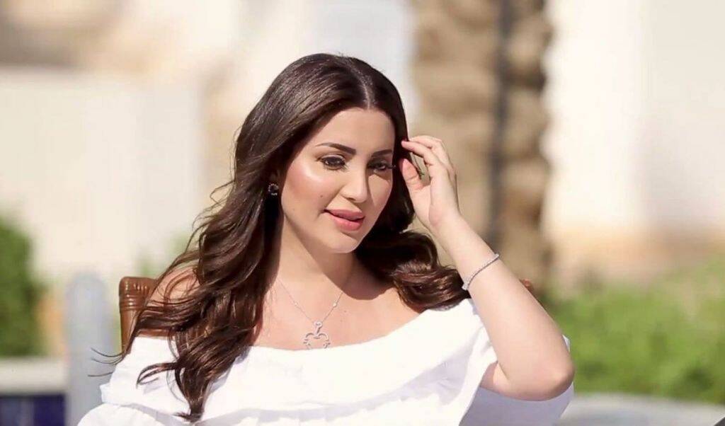 Ø¨Ø¥Ø·Ù„Ø§Ù„Ø© ÙƒØ§Ø¬ÙˆØ§Ù„ Ù†Ø³Ø±ÙŠÙ† Ø·Ø§ÙØ´ Ù…Ù† Ø¯Ø§Ø®Ù„ Ø§Ù„Ø·Ø§Ø¦Ø±Ø©