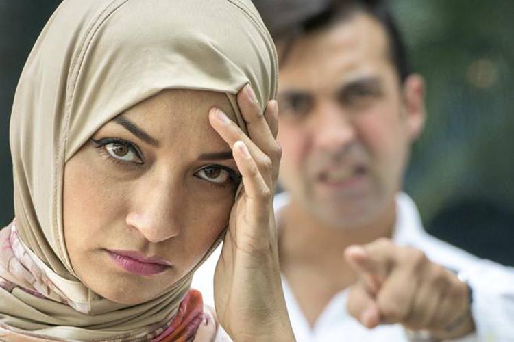 حكم خيانة الزوج لزوجته بالهاتف