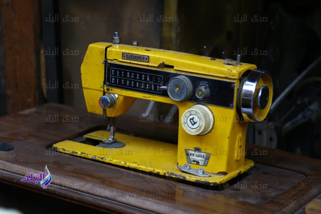 عم نبيل صاحب أقدم محل لبيع ماكينات الحياكة إقبال ستات البيوت ارتفع لمواجهة غلاء الأسعار صور
