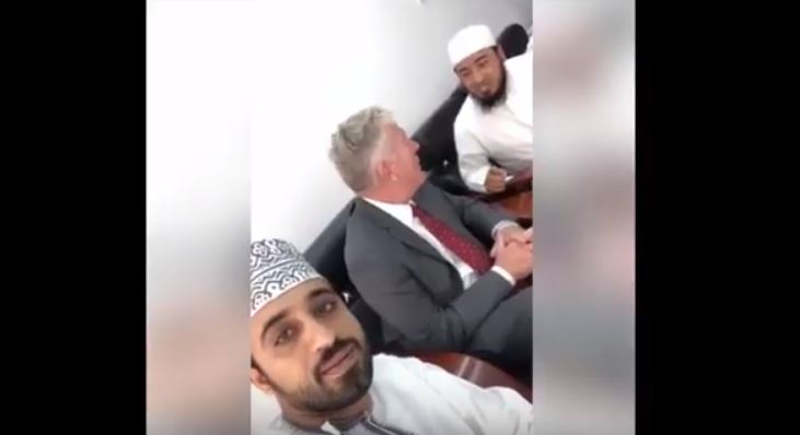 حقيقة دخول أغنى رجل في العالم الإسلام فيديو