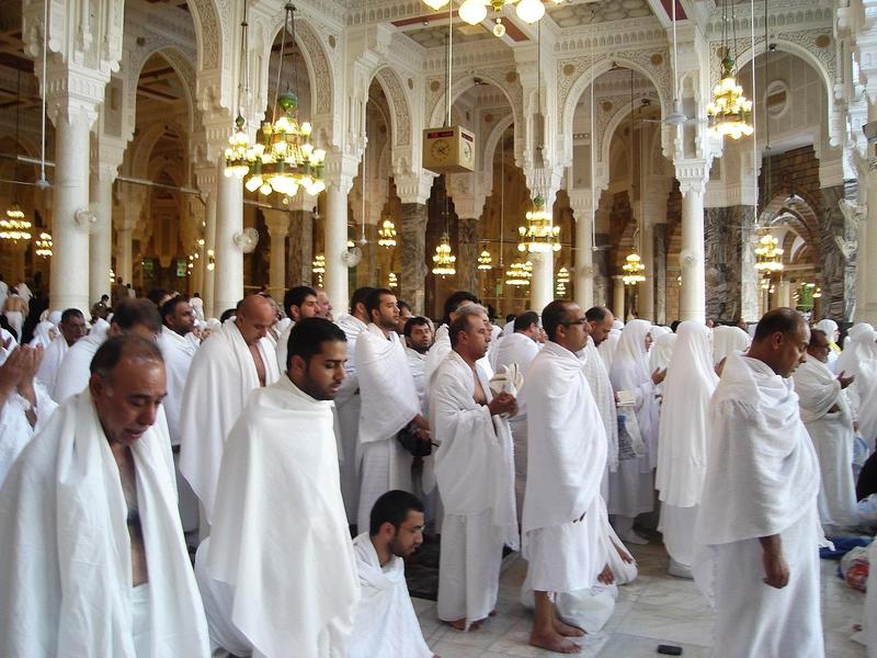 حكم تغيير ملابس الإحرام أثناء الحج والعمرة الإفتاء تجيب