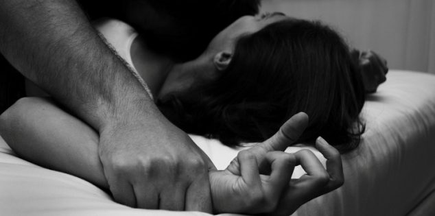 اغتصاب جماعي وتصوير الفتيات عاريات البطالة وغياب الوعي الديني السبب محامي القانون يضرب بيد من حديد ومصر غير مصنفة الأولى فى حالات الاغتصاب والتحرش اللفظي هو الأكثر شيوع ا