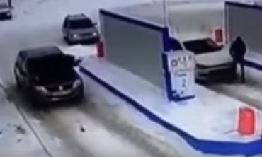 شاهد لحظة غريبة لـ انفجار سيارة داخل محطة بنزين