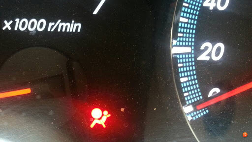 أسباب إضاءة لمبة الإيرباج Airbag في السيارة و كيفية إطفائها