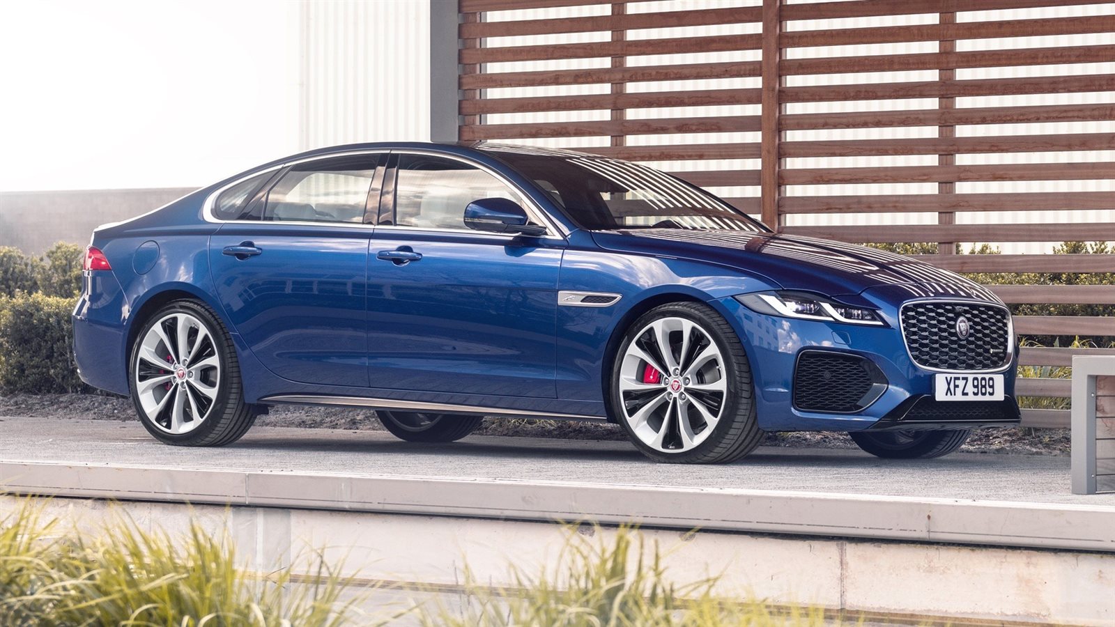 تعرف على مواصفات جاكوار XF Mid-Cycle موديل 2021.. صور