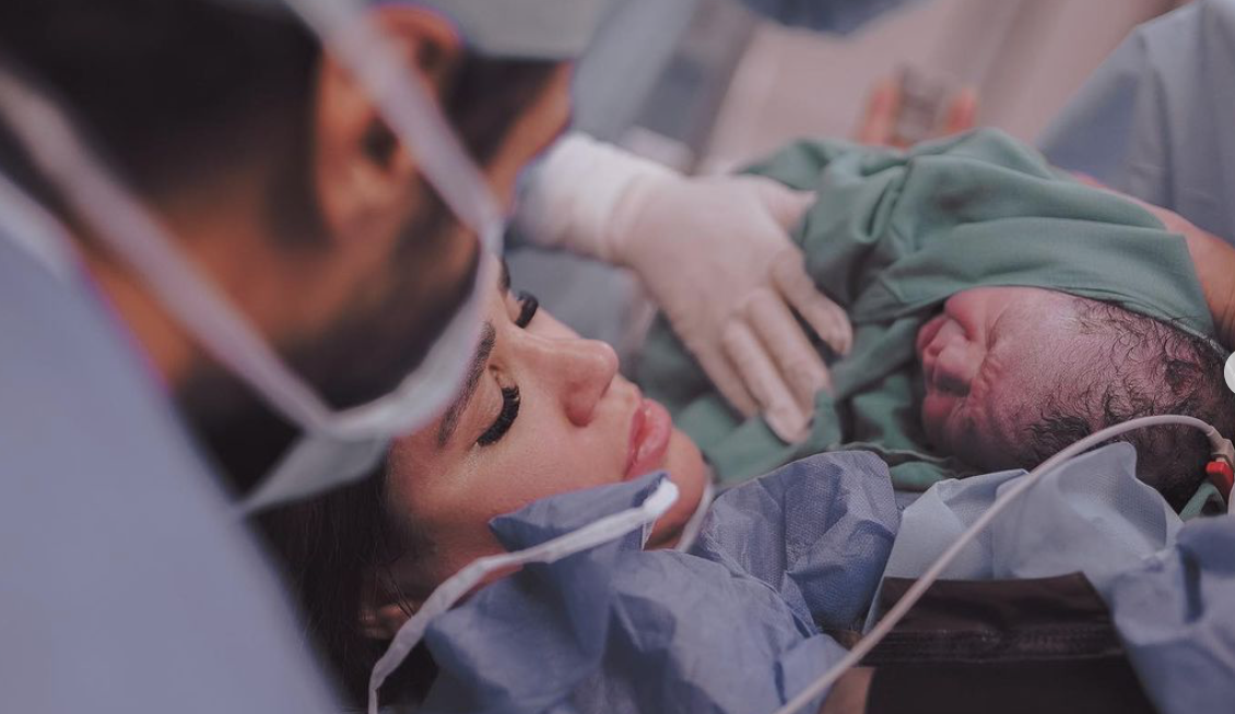 من داخل غرفة العمليات .. شاهد شيما صابر تضع مولودها الأول