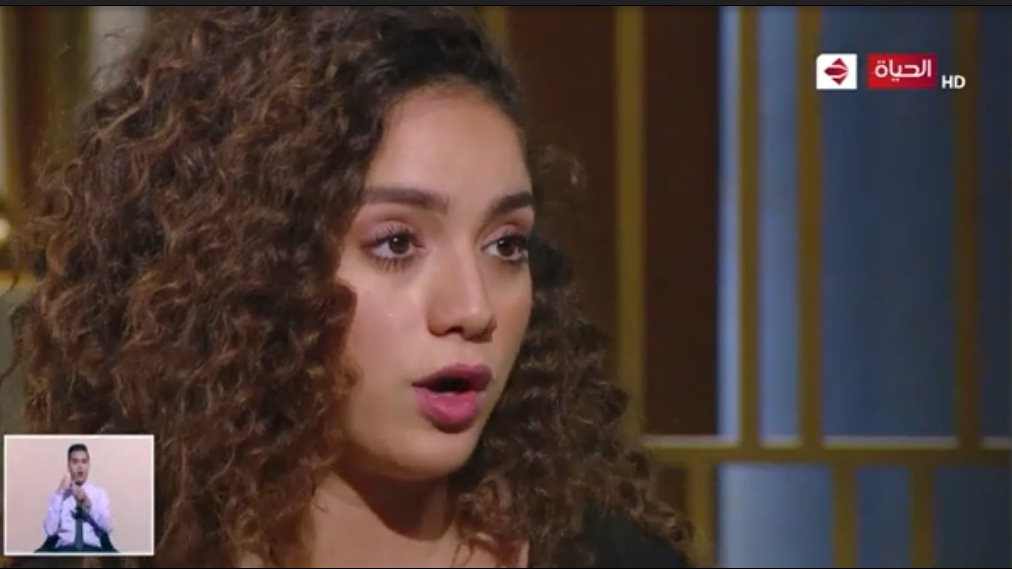 Ø¨ÙƒØ§Ø¡ Ø§Ù„ÙÙ†Ø§Ù†Ø© Ø±Ù†Ø§ Ø±Ø¦ÙŠØ³ Ø¹Ù„Ù‰ ÙˆÙØ§Ø© ÙˆØ§Ù„Ø¯Ù‡Ø§ ÙÙŠ ÙˆÙ‚Øª ØªØµÙˆÙŠØ± Ø§Ù„Ù…Ø³Ù„Ø³Ù„