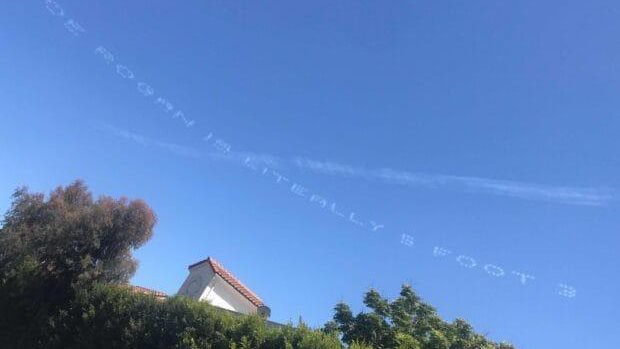 أغلى عرض.. شاب يكتب لحبيبته بالسحب طلب الزواج منها