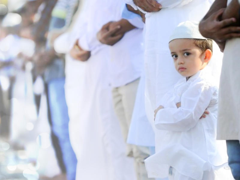 صلاة العيد ذهاب والأطفال والنساء الرجال سنن من أداء مطوية :