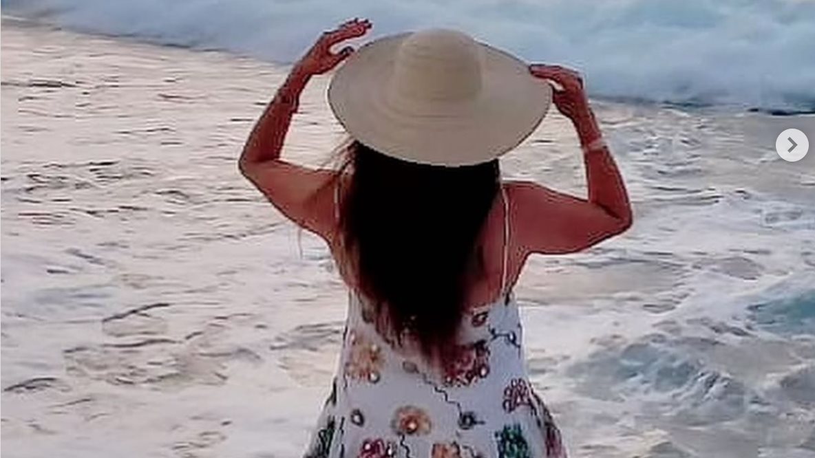 بفستان أبيض قصير.. إطلالة جريئة لـ نيرمين الفقي علي الشاطئ