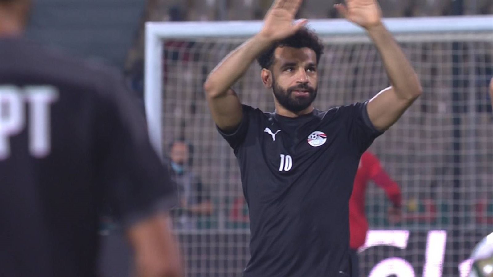 محمد صلاح يبدي حزنه من جماهير الكرة المصرية ويطالبهم بدعم المنتخب