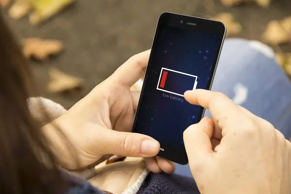 احذر هذه الأشياء فورا.. ستدمر بطارية هاتفك