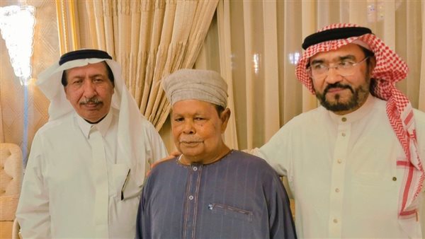 عمل لديهم 40 عاما.. سعودي وأبنائه يقبلون رأس مصري عقب نهاية فترة خدمته.. فيديو