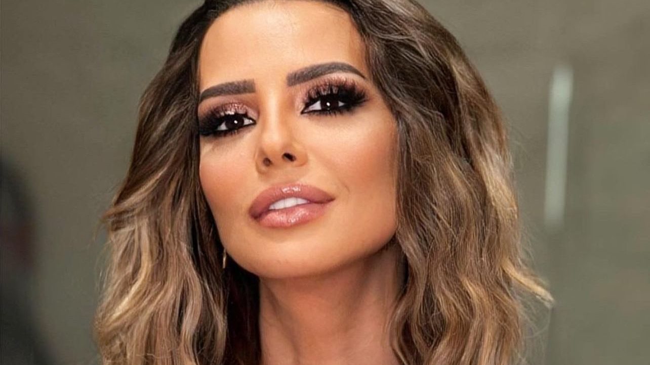 إيمان العاصي تستعرض جمالها أمام المرآة