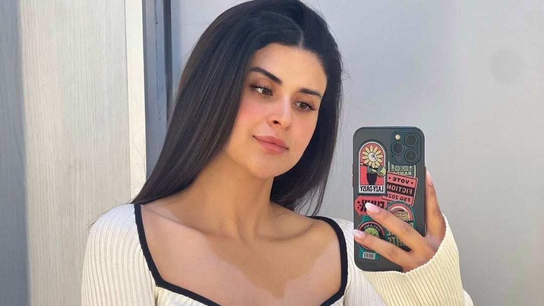سلمى رشيد تبرز جمالها بصورة سيلفي