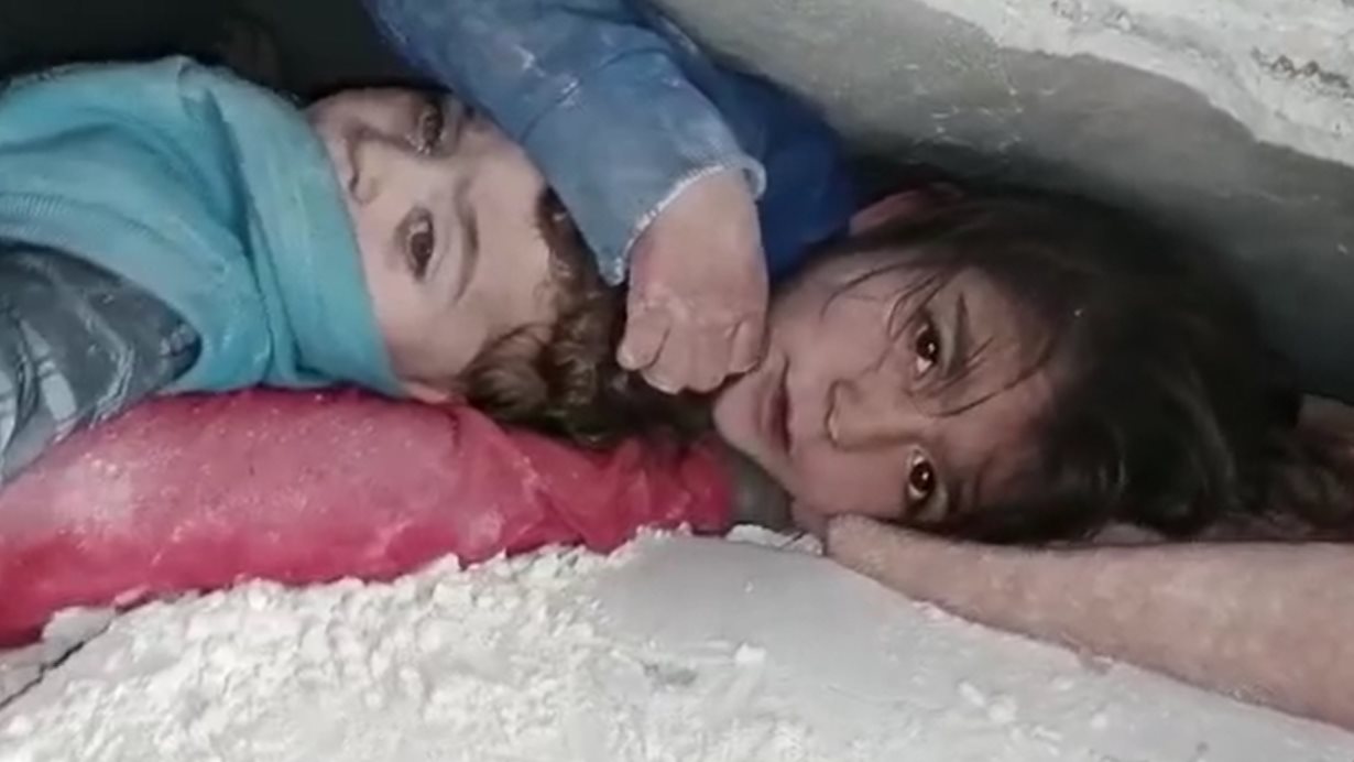 لحظات إخراج طفلة من تحت أنقاض زلزال تركيا وسوريا..فيديو صادم