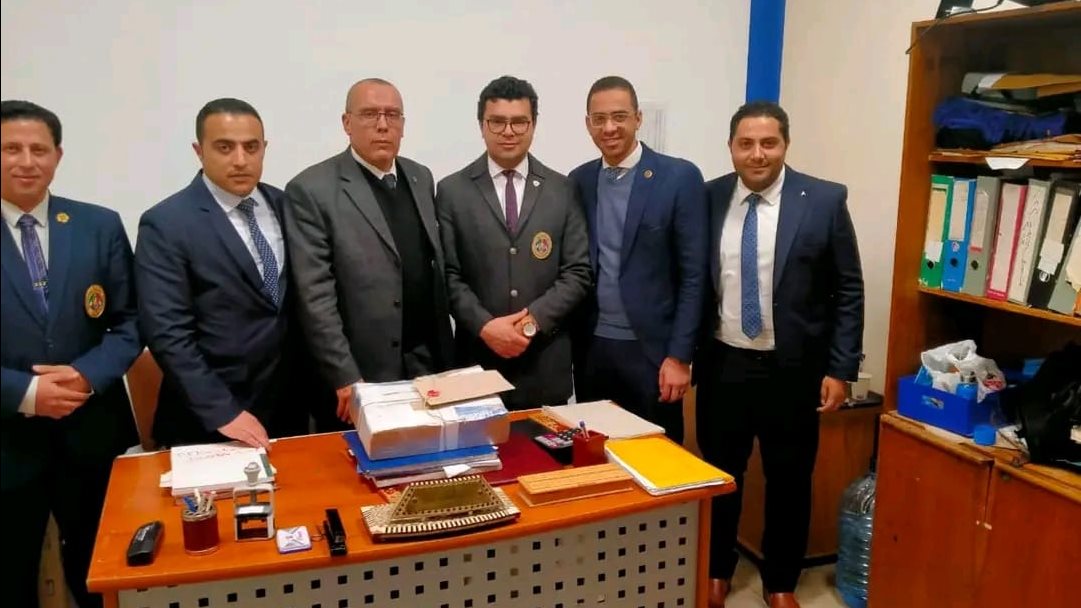 ضبط راكب أوزبكستاني يهرب كمية من النقد المصري بمطار شرم الشيخ.. صور ضبط راكب أوزبكستاني يهرب كمية من النقد المصري بمطار شرم الشيخ.. صور