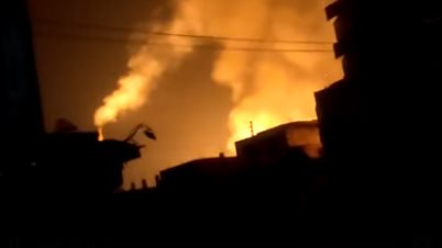 أصوات انفجار واستغاثة الأهالي.. لقطات من حريق مصنع الطوب بالشرقية تثير الرعب أصوات انفجار واستغاثة الأهالي.. لقطات من حريق مصنع الطوب بالشرقية تثير الرعب