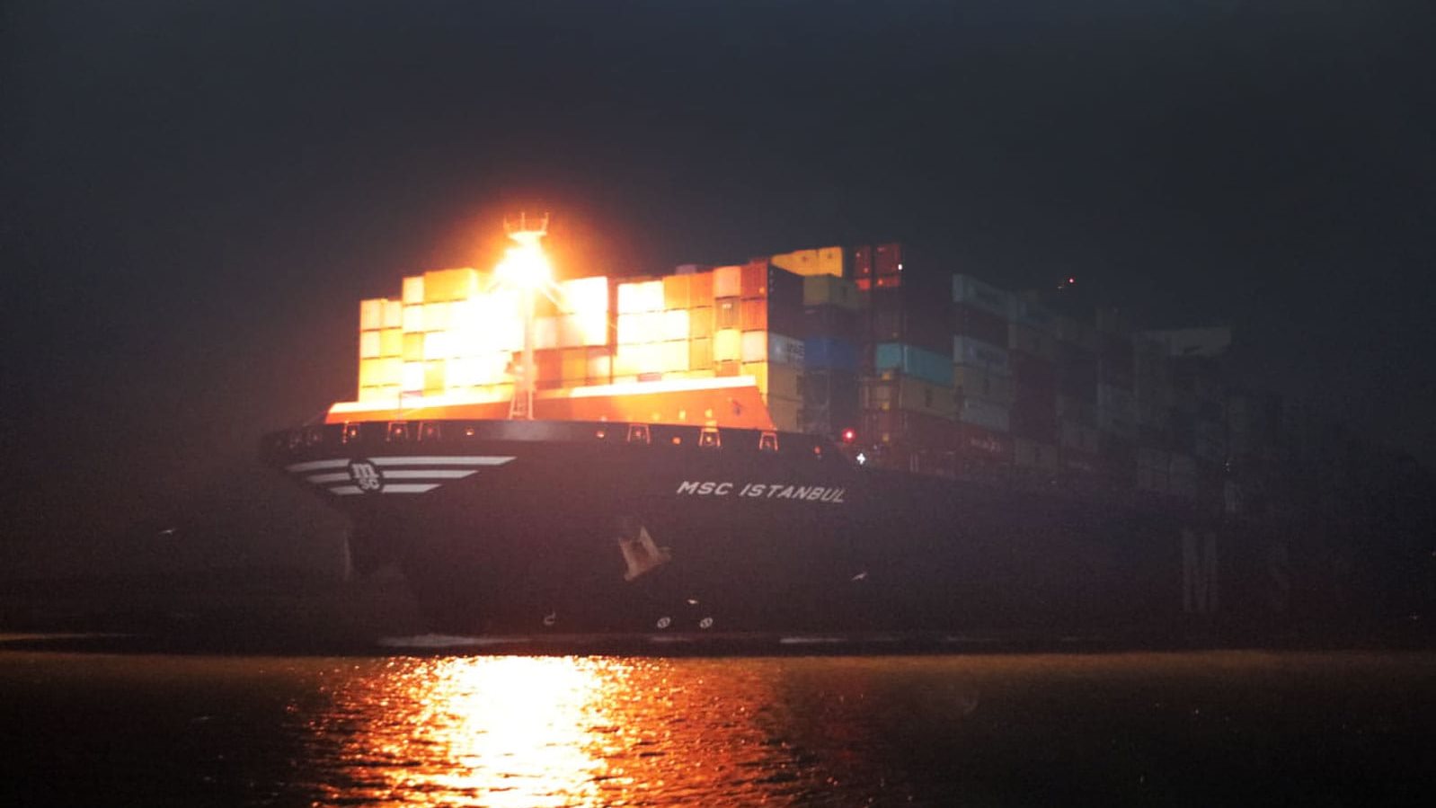 لحظة عبور ناقلة الحاويات MSC ISTANBUL قناة السويس بعد جنوحها| فيديو وصور لحظة عبور ناقلة الحاويات MSC ISTANBUL قناة السويس بعد جنوحها| فيديو وصور