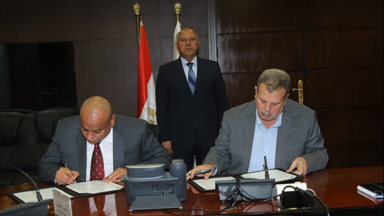 وزير النقل يشهد توقيع مذكرة لإنشاء مصنع إنتاج قطع الغيار لصالح السكك الحديدية وزير النقل يشهد توقيع مذكرة لإنشاء مصنع إنتاج قطع الغيار لصالح السكك الحديدية